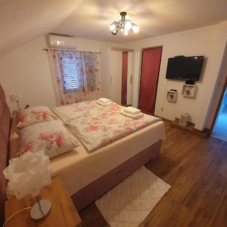 Apartment Magdalena Knin Bagian luar foto